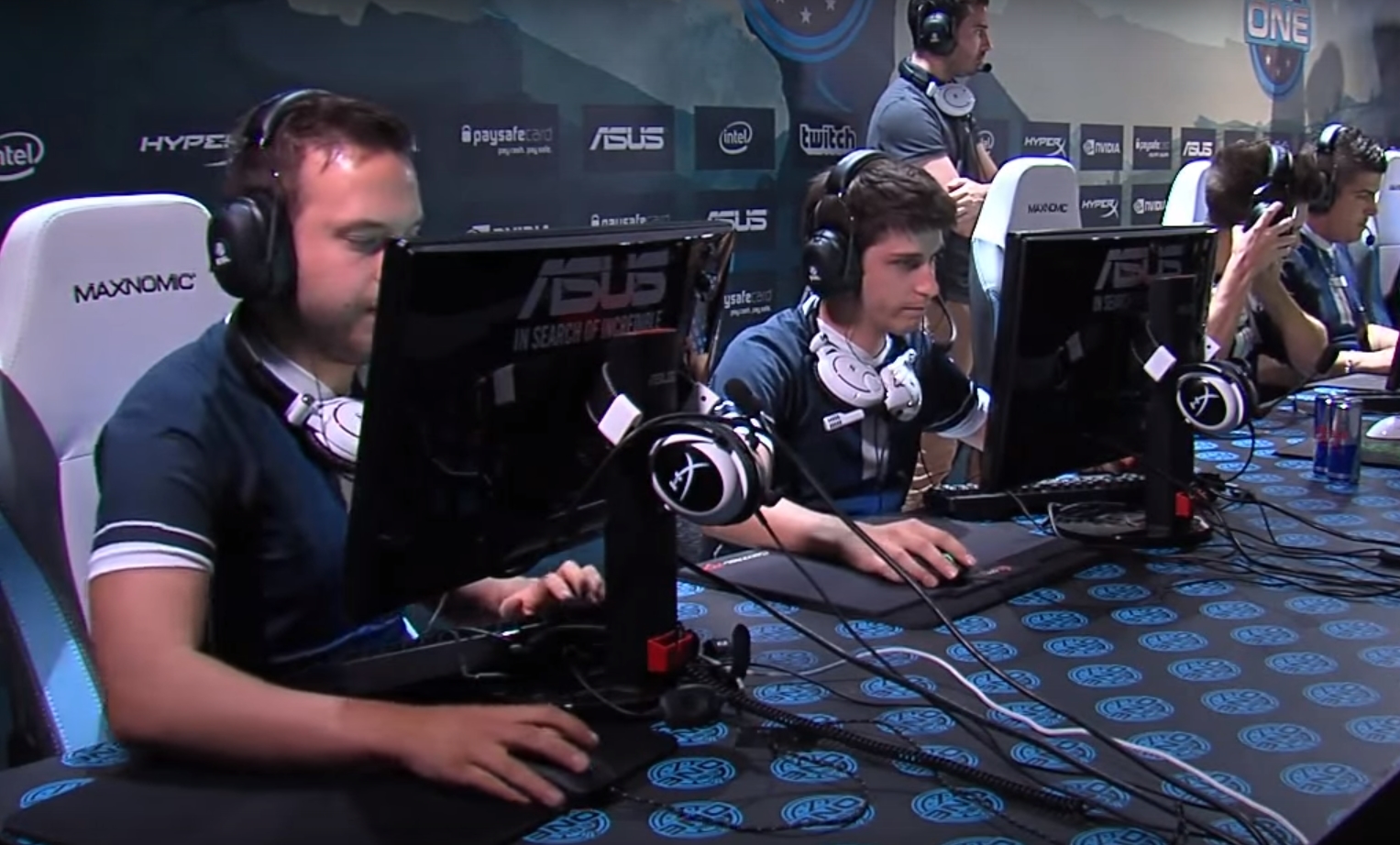 Edouard « Smithzz » Dubourdeaux, a-t-il réellement besoin de 3 casques pour jouer son match ?